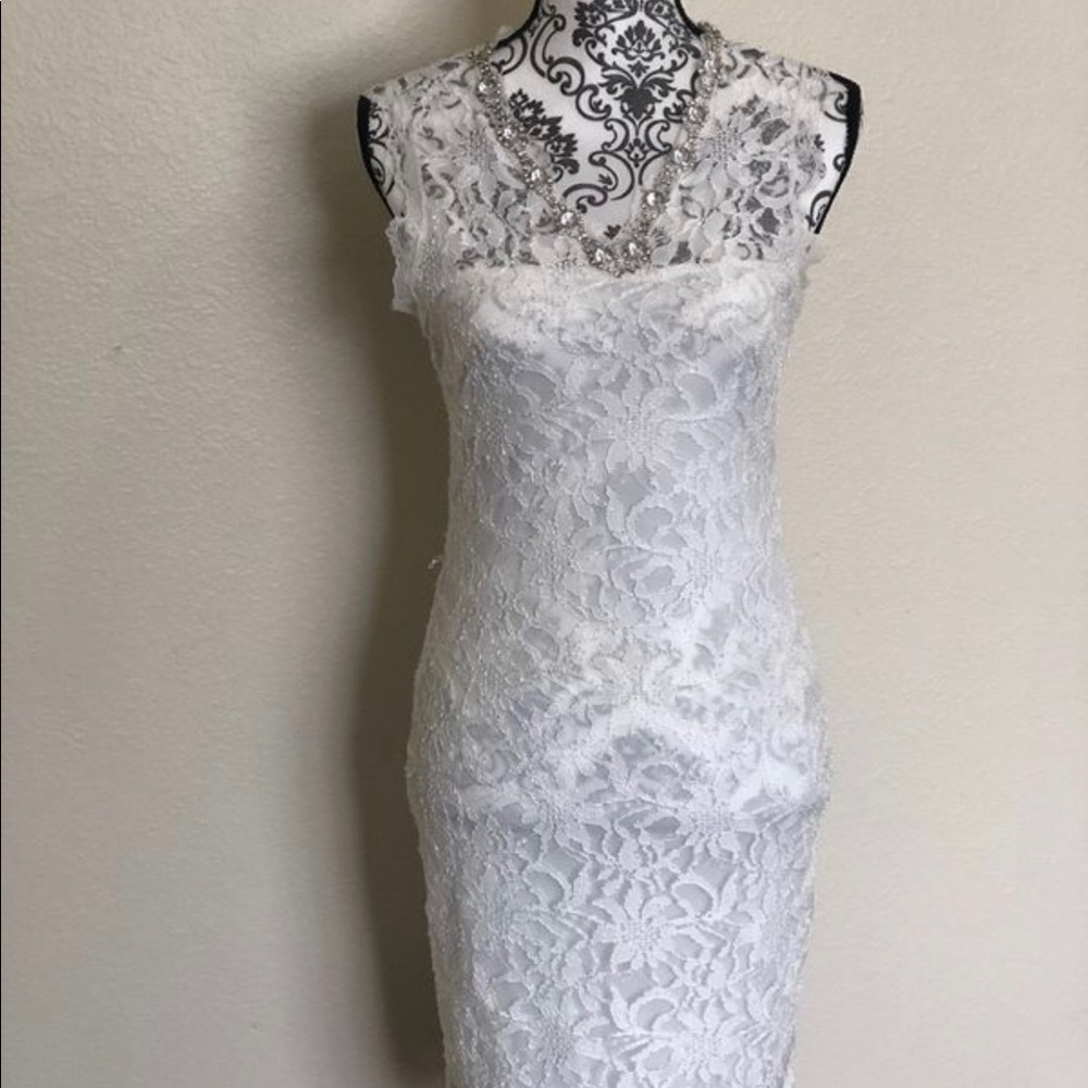 Sleeveless Lace dress